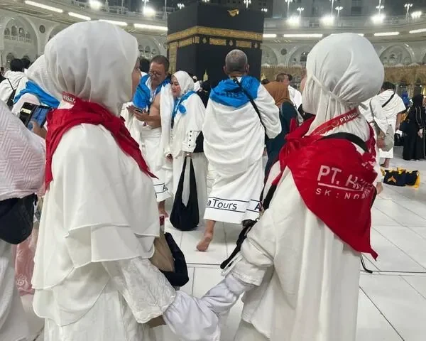 jamaah umroh gen z hana tours di depan ka'bah
