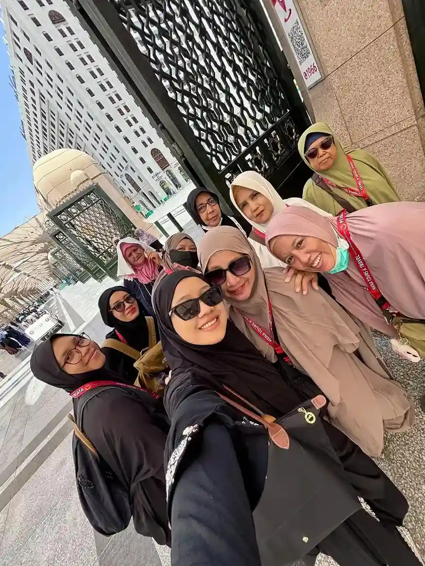 foto bersama jamaah wanita hana tours
