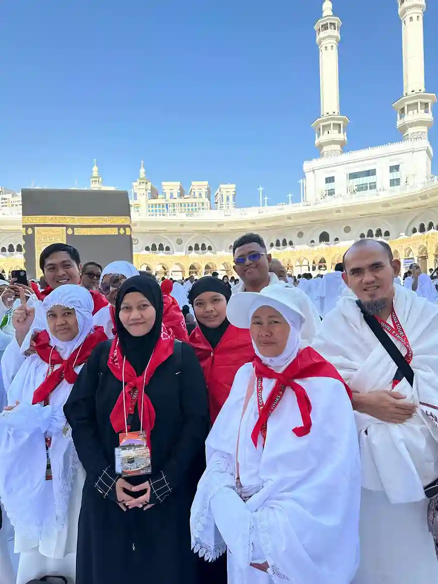 galeri 2 jamaah keluarga hana tours di depan ka'bah