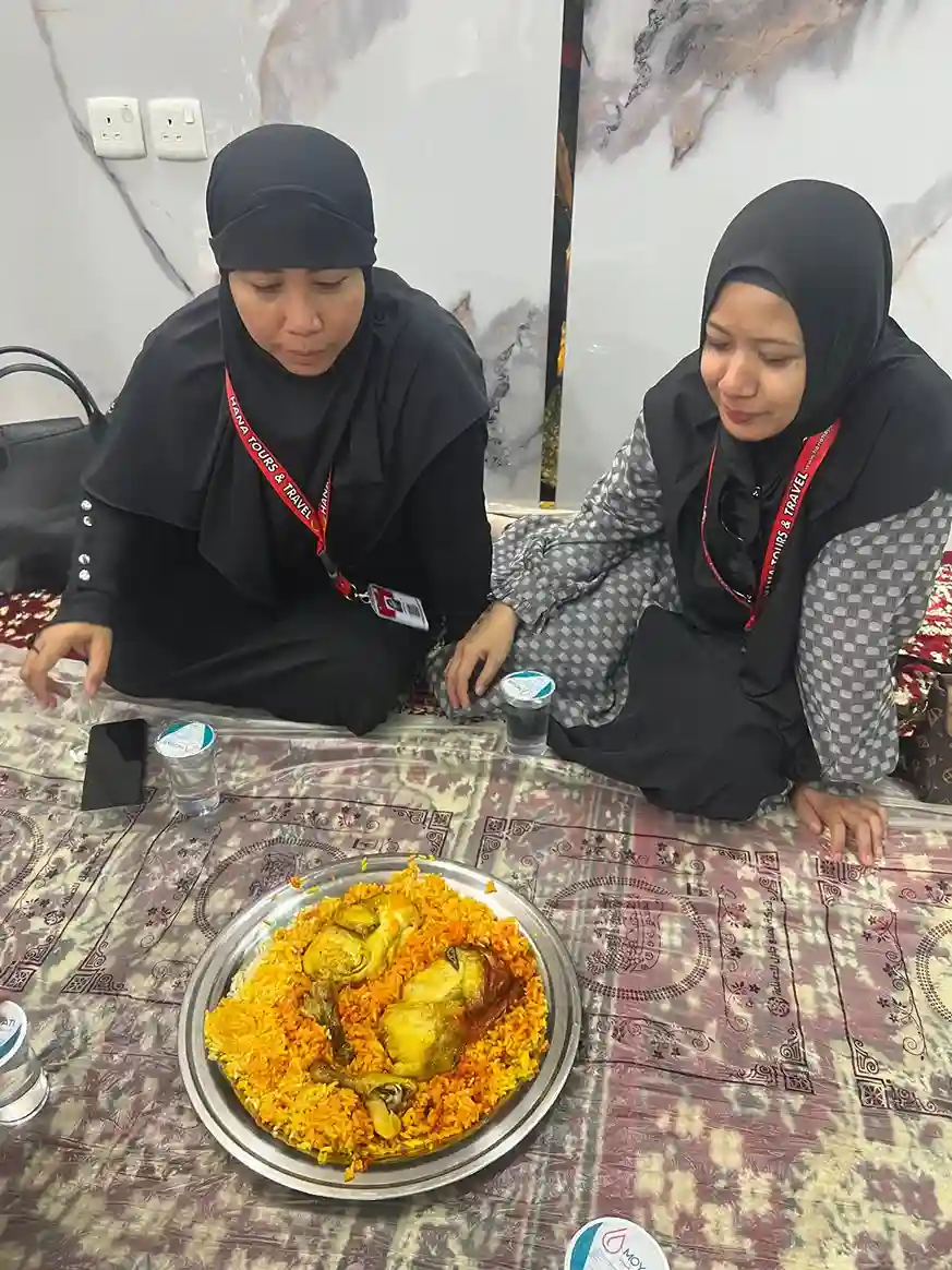 galeri jamaah hana tours menyantap nasi mandhi