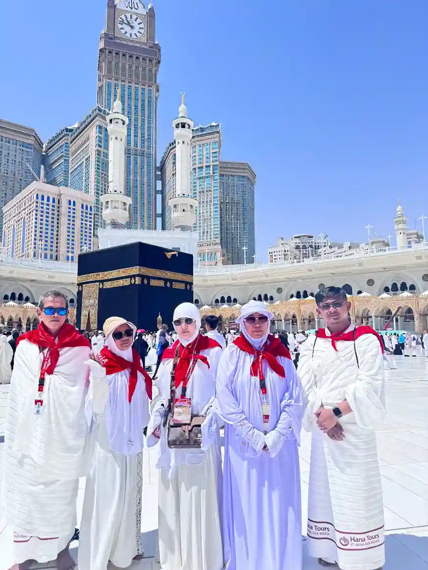galeri jamaah keluarga hana tours di depan ka'bah