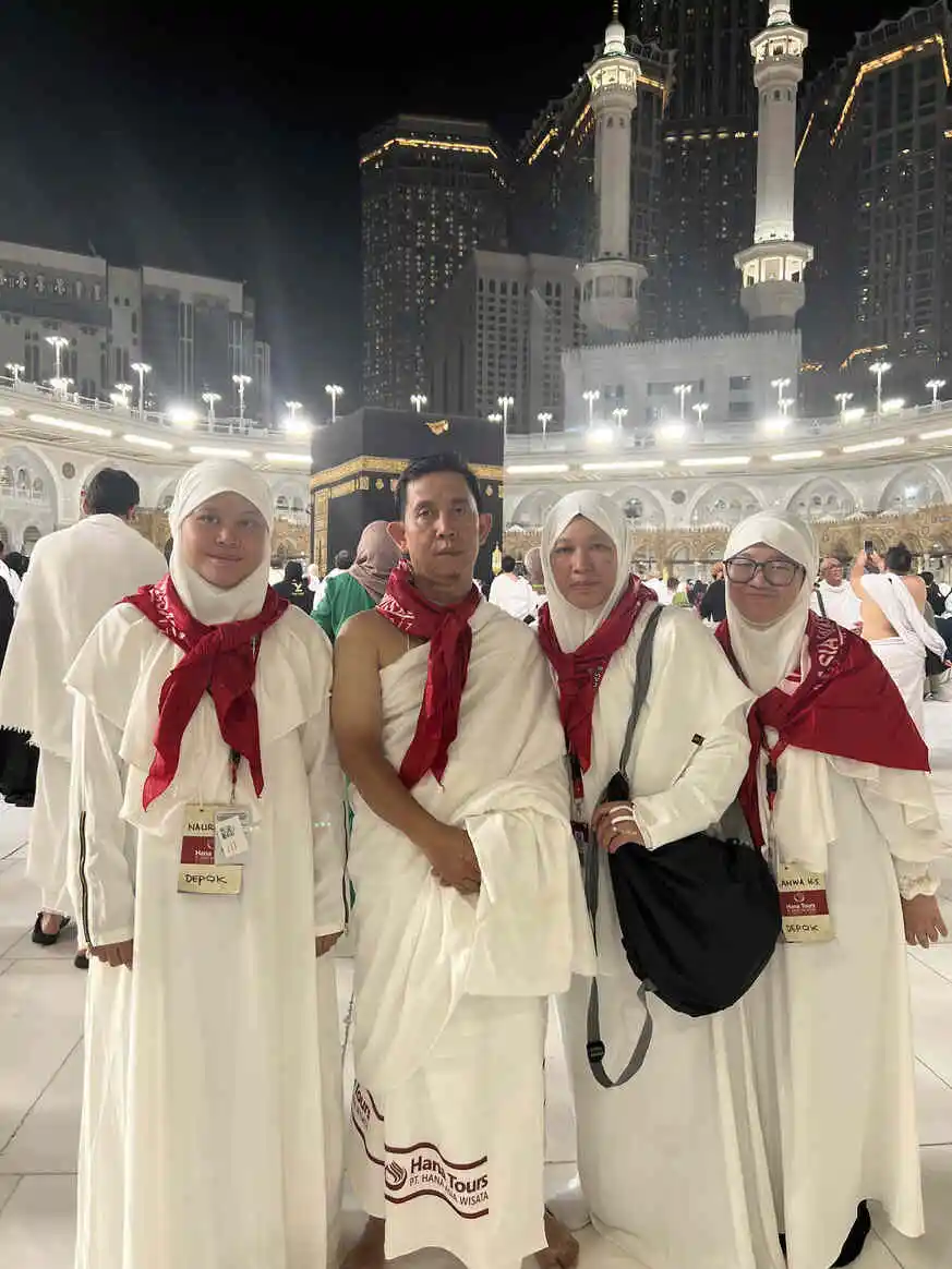 foto keluarga di depan ka'bah