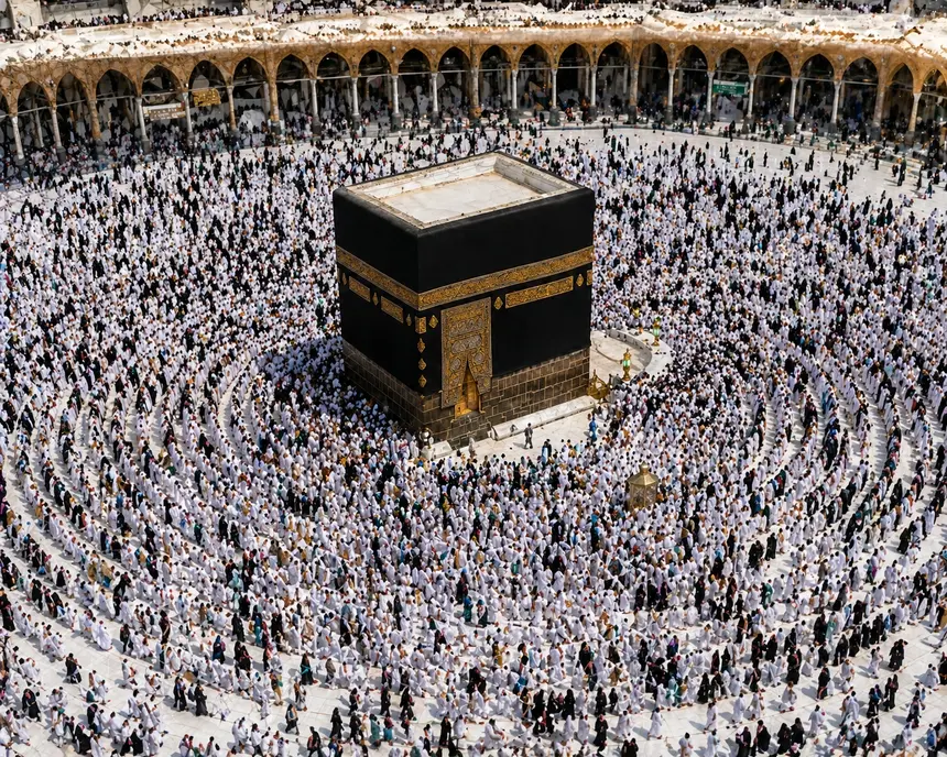 Jemaah melaksanakan tawaf mengelilingi Ka'bah di Masjidil Haram dari atas