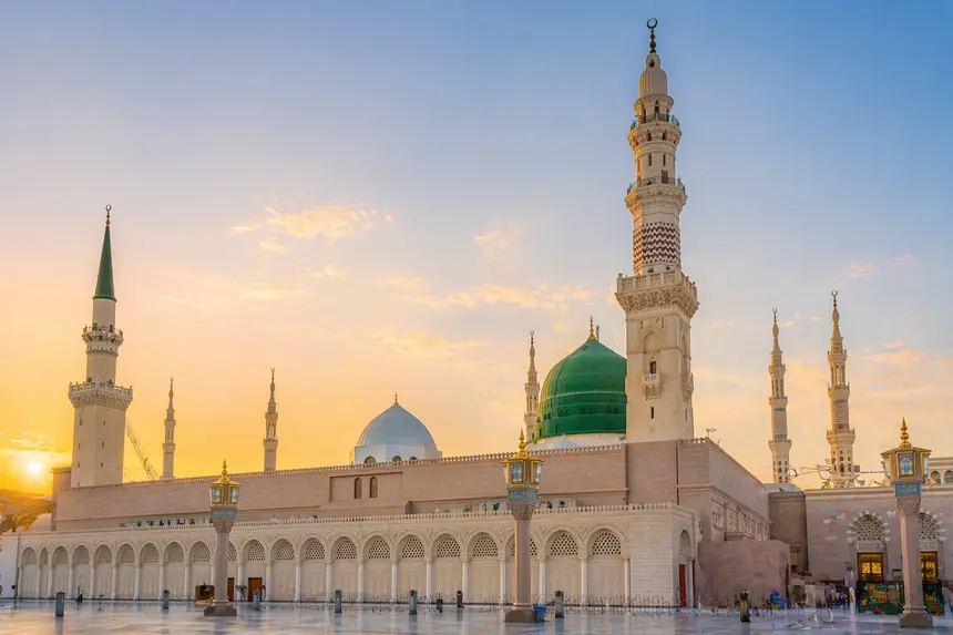 Masjid Nabawi di Madinah Arab Saudi dengan menara dan kubah hijau ikonik tampak dari luar