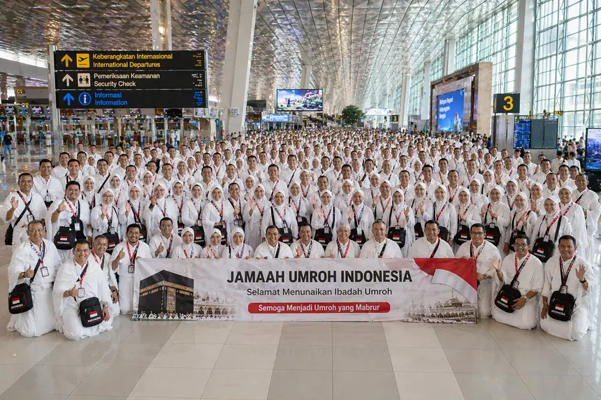 Jemaah Indonesia bersiap berangkat umroh dengan mengenakan pakaian ihram di bandara