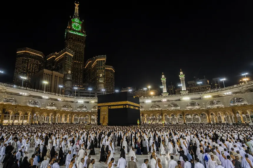 Suasana jemaah umroh mengelilingi Ka'bah di Masjidil Haram Mekkah pada malam hari