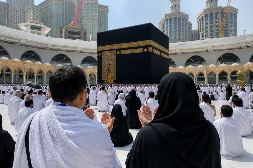 Jemaah umroh berdoa di depan Ka'bah Masjidil Haram