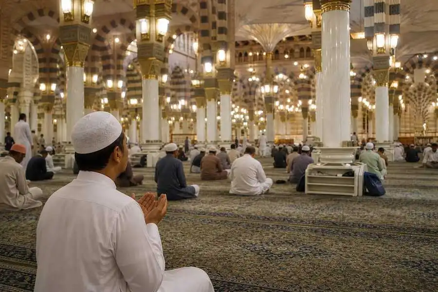 Jemaah umroh sedang berdoa di Masjid Nabawi
